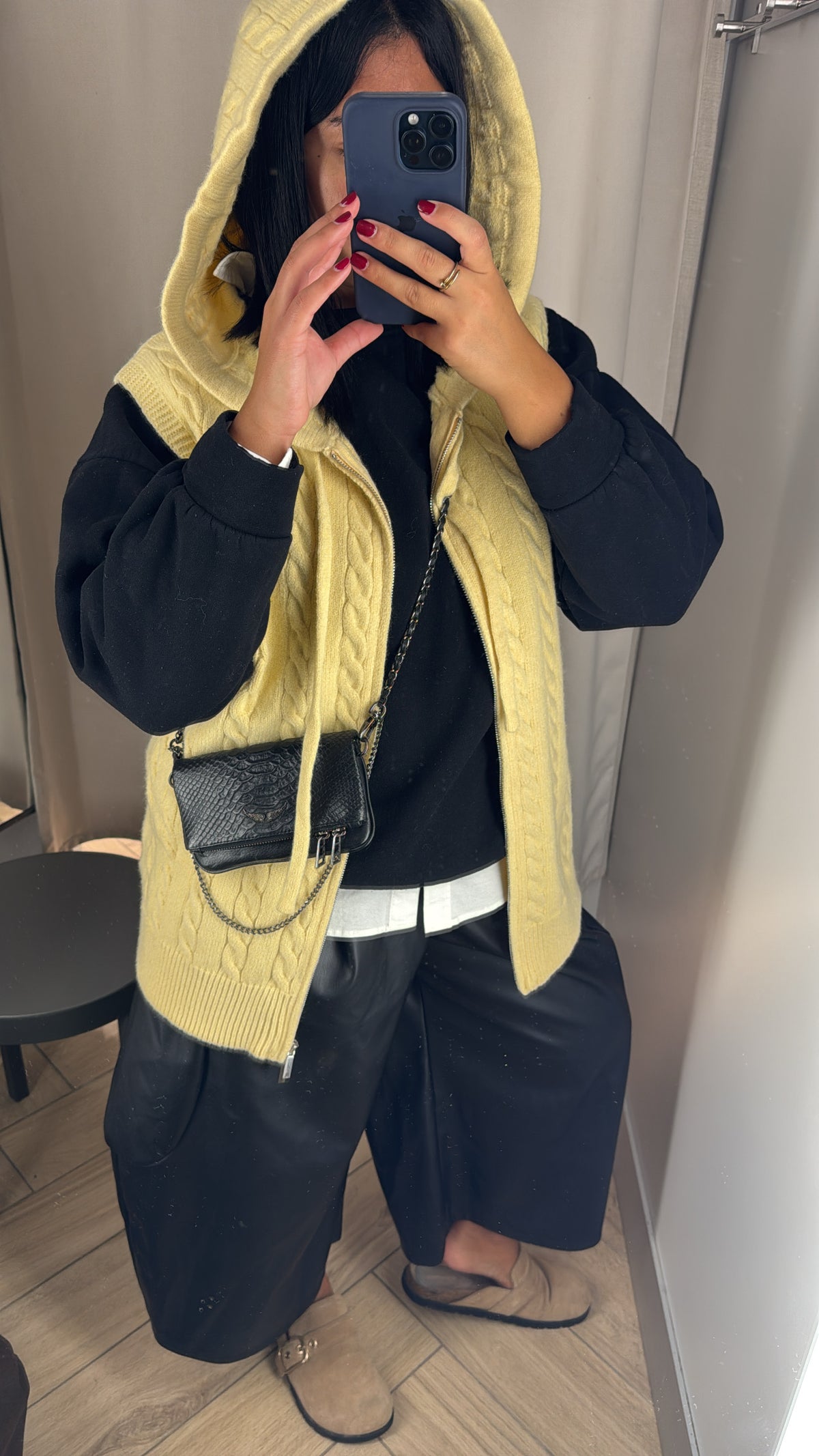 GILET TRICOT SANS MANCHE À CAPUCHE