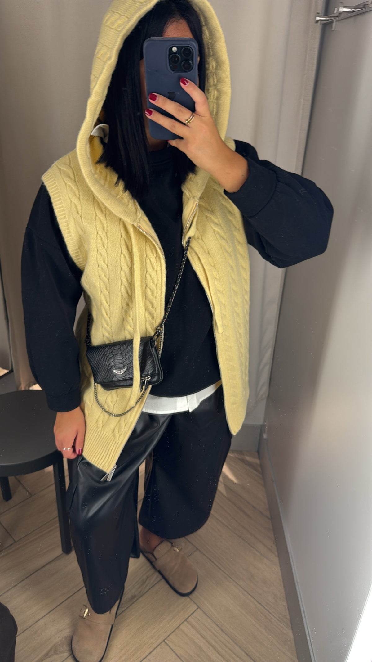 GILET TRICOT SANS MANCHE À CAPUCHE