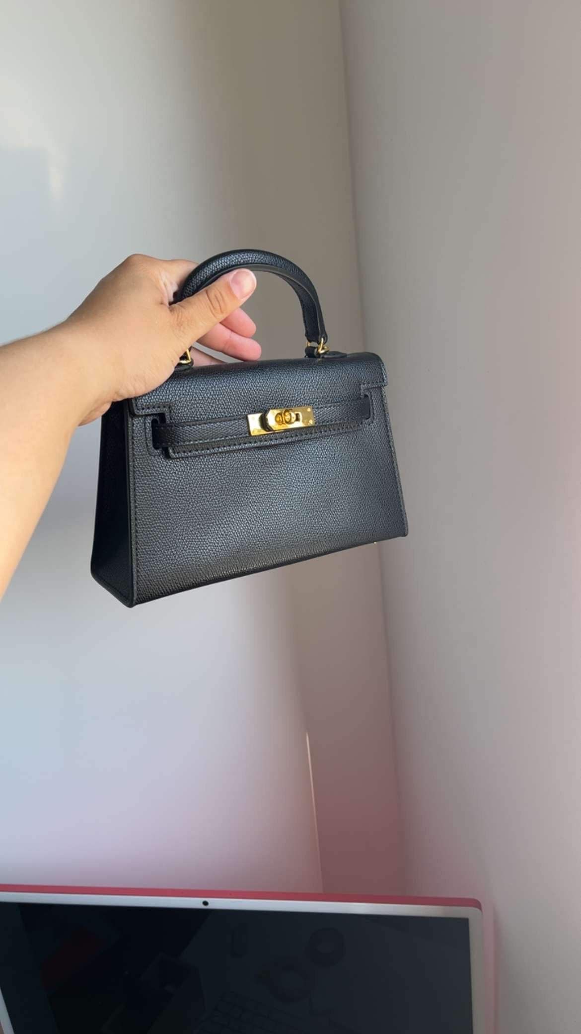 SAC INSPI KELLY NOIR FINITION DORÉ 19 CM