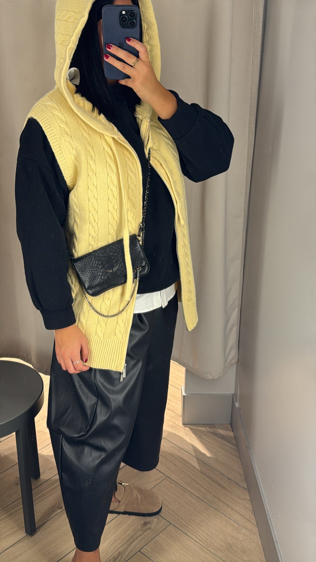 GILET TRICOT SANS MANCHE À CAPUCHE